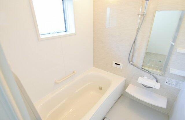 浴室には窓もあり換気良好です。