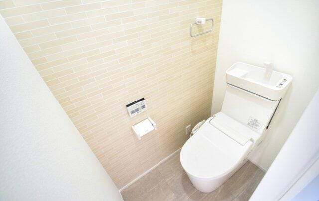 温水洗浄便座付きで、日々快適に使えるトイレです。