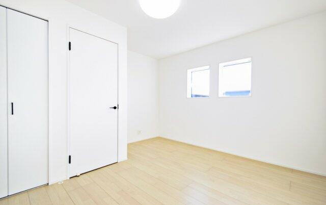 白を基調とした内装で、室内全体がすっきりとした印象にまとまっ