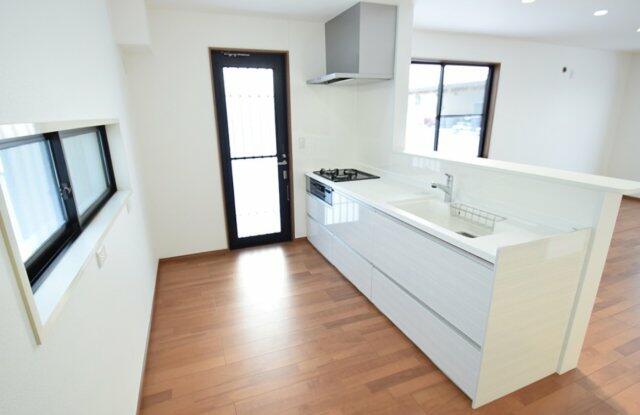 お料理をしながらリビングを見渡せる対面システムキッチン。