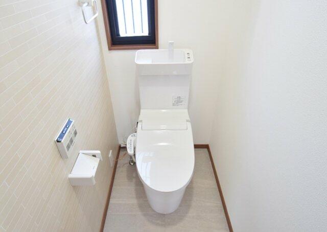 トイレには窓が設置しているので明るさや換気面でとても清潔感が