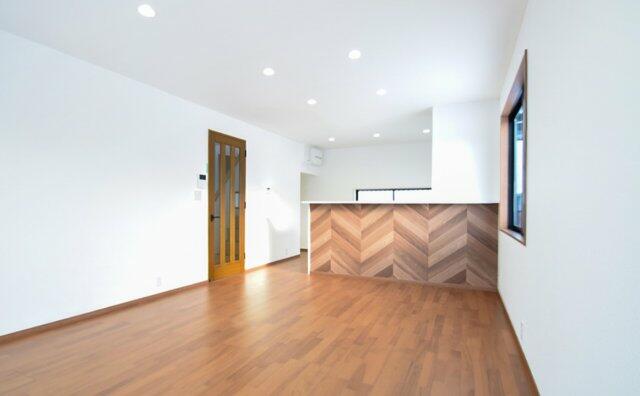 明るい陽射しを感じられるリビングは約16.6帖あります。