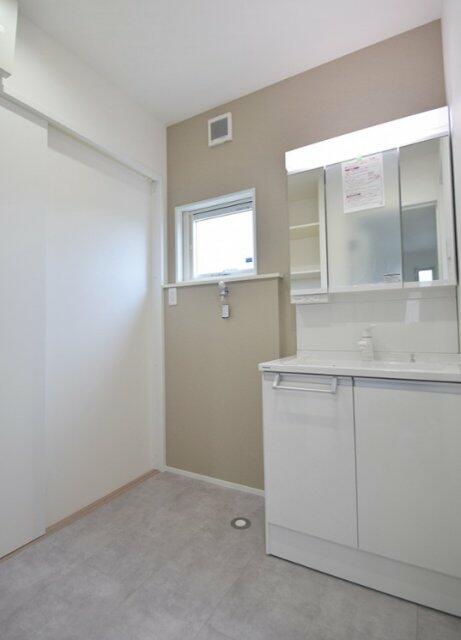 三面鏡洗面台で身だしなみを整えやすく、収納も備えた使いやすい