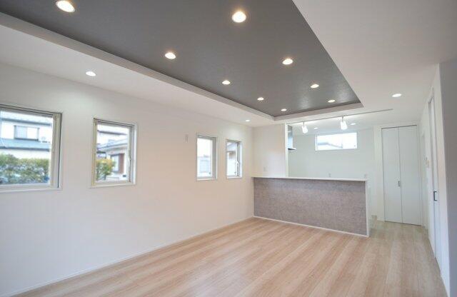 折り上げ天井や照明など、室内のデザインに配慮された仕様で、落