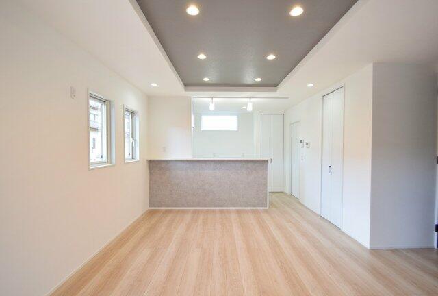 リビングを見渡しながら家事のできる対面キッチンでご家族との会