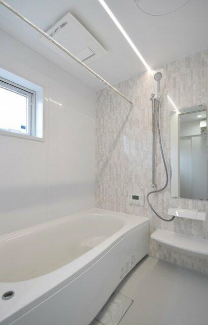 雨の日のお洗濯にも嬉しい浴室乾燥機付きのバスルーム。