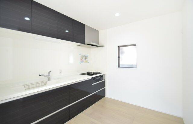 調理スペースにゆとりがあり、作業しやすい広さのキッチン。