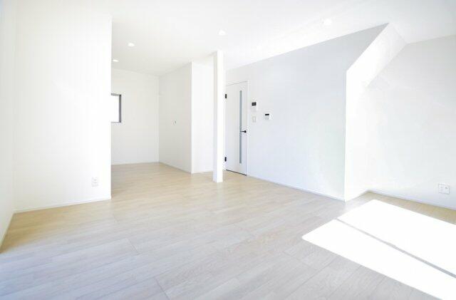 白いクロスと淡いフローリングに光が入り、室内全体が明るく感じ