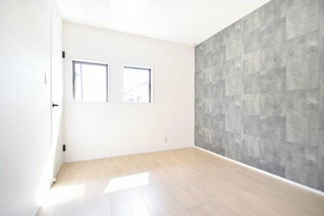 アクセントクロスを取り入れた、室内の印象に変化を持たせた室内