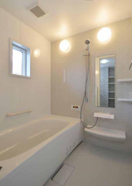 バスルームには窓もあり換気良好です。
