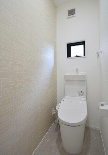 ウォシュレットトイレ付きです。