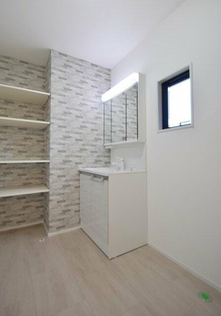 三面鏡洗面台で身だしなみチェックもばっちり。