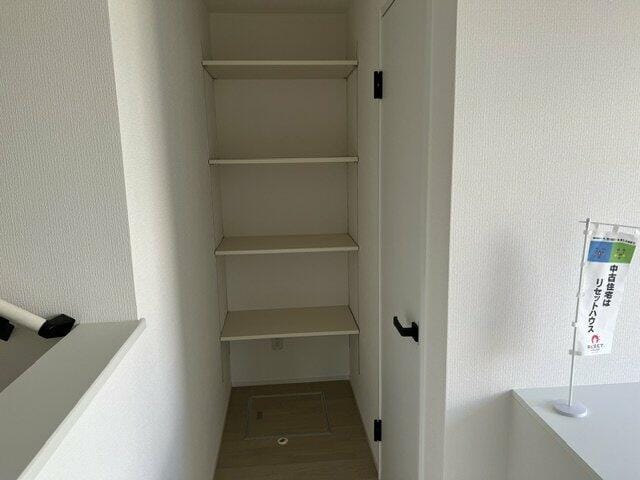 トイレ前にも収納スペース。日用品などのストックにも便利です。