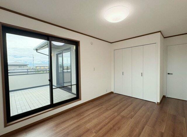 二方向に窓がある部屋は、風通し良く爽やかな空気が通り抜けます