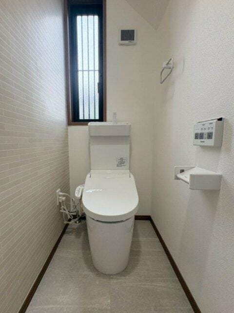 各階にトイレあり。温水洗浄便座付きのトイレは清潔感がございま