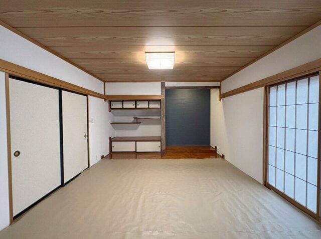 1階には約8帖の和室があり、二間続きで開放感ございます。