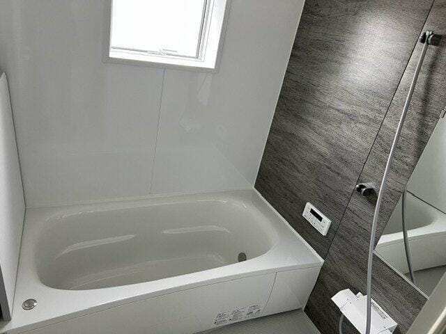 窓付きで換気もバッチリ衛生的!追焚付きの快適な浴室です。