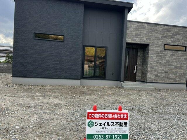 クールな印象を放つ洗練の外観。大人な落ち着きを感じる物件です