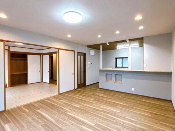 【リフォーム済・1階リビング別アングル。対面キッチンは対面式で、数種の照明を用いてお洒落な仕上がりに。カウンターでは、サクッと食事を済ませるもよし、晩酌でおつまみを作りながら頑張った一日のご褒美タイムにも◎