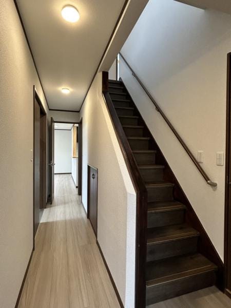 【リフォーム完成 1階廊下】1階廊下は床のフローリング張りや壁・天井のクロス張替え、照明交換等のリフォームを行いました。水回りや各居室への導線の良い廊下です。