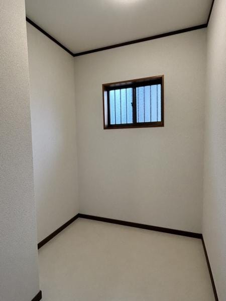 【リフォーム完成・玄関シューズクローク】今回のリフォームで新たに新設したシューズクロークです。窓があり明るい雰囲気に仕上がりました。アウトドアグッズやベビーカー、濡れた傘等、玄関周りに収納が多いと便利ですね。