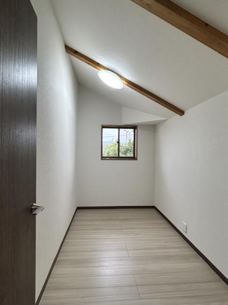 【リフォーム完成・2階納戸】2階の納戸は床のフローリング張りや壁・天井のクロス張り、照明交換等のリフォームを行いました。掃除道具や季節もののお荷物を収納していく場所としてご利用いただけそうです。