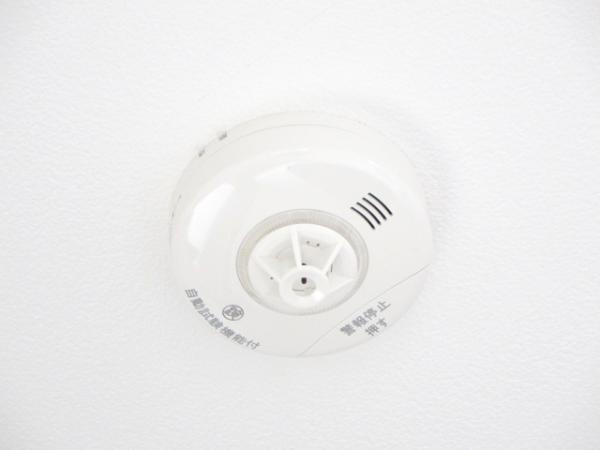 【同仕様写真】全居室に火災警報器を新設いたします。キッチンには熱感知式、その他のお部屋や階段には煙感知式のものを設置し、万が一の火災も大事に至らないように備えます。電池寿命約10年です。