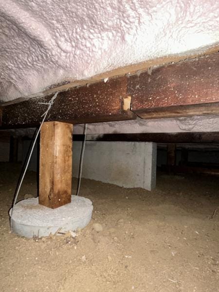 【床下】床下点検口からの様子を見ると、前所有者の方で吹き付けの断熱を行っていた様子がうかがえました。お家の断熱性は冷暖房の効率にも影響します。