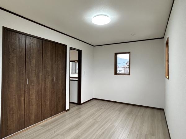 【リフォーム完成・2階約7.5帖洋室】2階約7.5帖の洋室は床のフローリング張りや壁・天井のクロス張り、照明交換等のリフォームを行いました。三面採光のため、風通しや日当たりの良い過ごしやすい空間です。