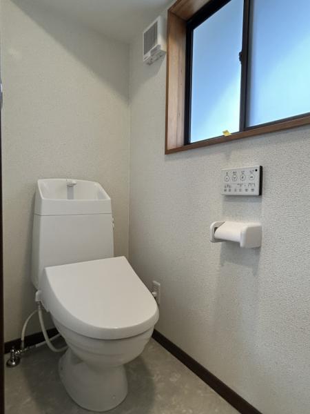 【リフォーム完成・2階トイレ】2階へ階段を上がってすぐ右手側にトイレと洗面を新設。写真左手前側に洗面台があります。2階にトイレがあると、夜わざわざ1階まで降りずに済みますし、朝家族で争奪戦にならずに便利ですね。