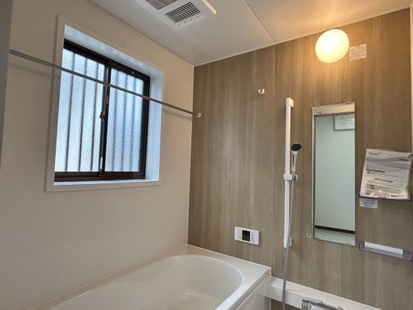【リフォーム完成・浴室】浴室はハウステック製の新品のユニットバスに交換しました。足を伸ばせる1坪サイズの広々とした浴槽で、1日の疲れをゆっくり癒すことができますよ。