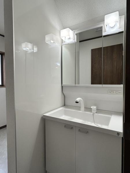 【洗面脱衣場 リフォーム完成】洗面化粧台はハウステック製の新品に交換しました。間口75cmの大型の洗面ボウルは洗顔・洗髪はもちろん、つけ置き洗いにも使えます。コンセント付きです。