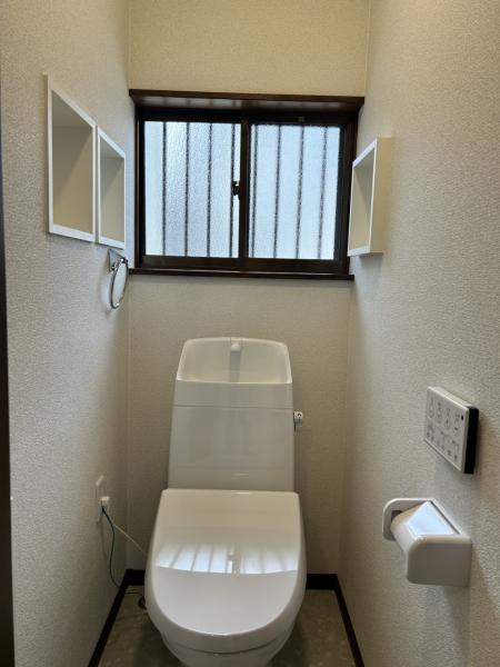 【トイレ リフォーム完成】小物を置くのに嬉しいニッチを新設。トイレは新品に交換いたします。直接肌に触れるので新品が嬉しいですよね。キズや汚れが付きにくい加工が施してあるのでお手入れが簡単です。