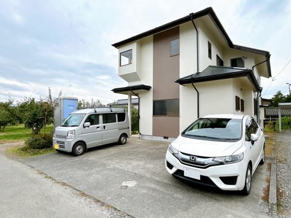 【リフォーム中・駐車場】駐車場は樹木の伐採や砕石の敷き込みを行い、合計4台駐車可能に拡張いたします。車の多い方や来客の多い方にもおすすめです。