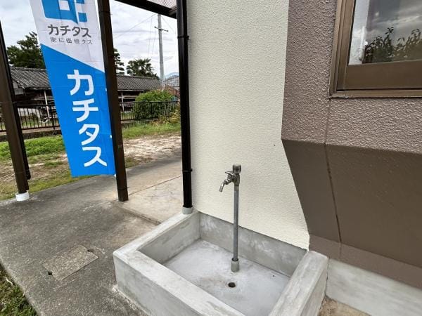 【外水栓】汚れものの掃除や、ガーデニングには欠かせない外水栓も流しをリフォームして、心地よくお使いいただけます。