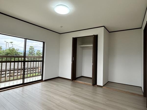 【リフォーム完成・2階約9.5帖洋室】2階約9.5帖の洋室は床のフローリング張りや壁・天井のクロス張り、照明交換等のリフォームを行いました。ゆとりのある大きさであり、また南側でもあるため、寝室としての利用にぴったりです。