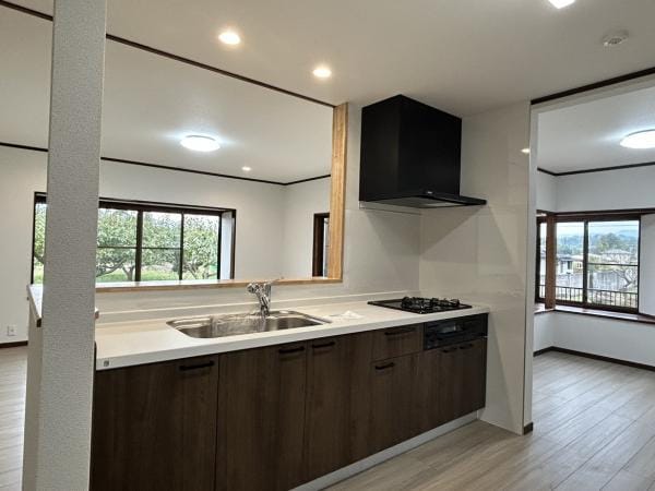 【キッチン リフォーム完成】キッチンはハウステック製の新品に交換。引出には一升瓶や寸胴鍋など背の高いものも収納できます。ダイニング側へもアクセスでき、開放的な間取りです。