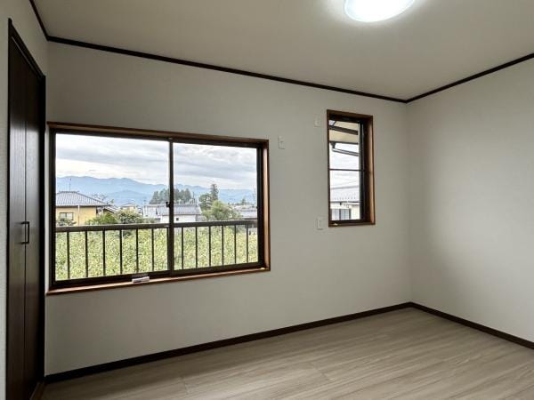 【リフォーム完成・2階約6帖洋室】2階約6帖の洋室は床のフローリング張りや壁・天井のクロス張り、照明交換等のリフォームを行いました。クローゼットを新設、お部屋の整理整頓もはかどりますね。