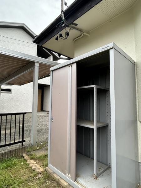 【現況・物置】物置は鍵の交換工事を行いました。庭の手入れの道具や冬用タイヤを収納しておくスペースとして重宝できそうです。