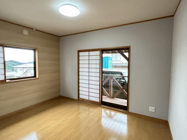 【リフォーム完成・1階南側約6帖洋室】床のワックスがけや壁・天井のクロス張り、照明交換を行いました。また掃き出し窓付近に部屋干し用のホスクリーンを設置予定です。雨の日などはサンルームのような形でご利用いただける空間です。
