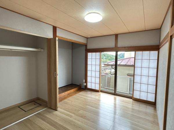 【リフォーム完成・1階北東側約7帖洋室(別アングル)】掃き出し窓のため、日当たりや風通しの良い空間です。既存の木部を生かした和洋折衷の洋室へとリフォームいたしました。