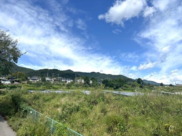 【眺望】2階居室からの眺望です。山をはじめとした広大な自然を眺めることができ、静かで落ち着いた生活をお過ごしいただけそうです。