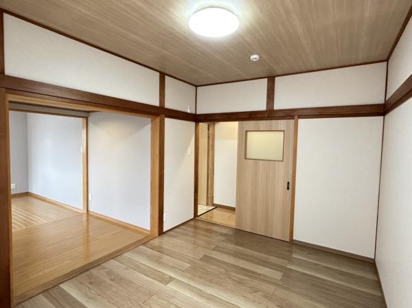 【リフォーム完成・1階東側約6帖洋室(別アングル)】隣接する洋室と一続きになっているため、ゆとりのある1部屋としてもご利用いただけます。趣味の部屋や仕事部屋など様々な用途が検討でき、便利ですね。