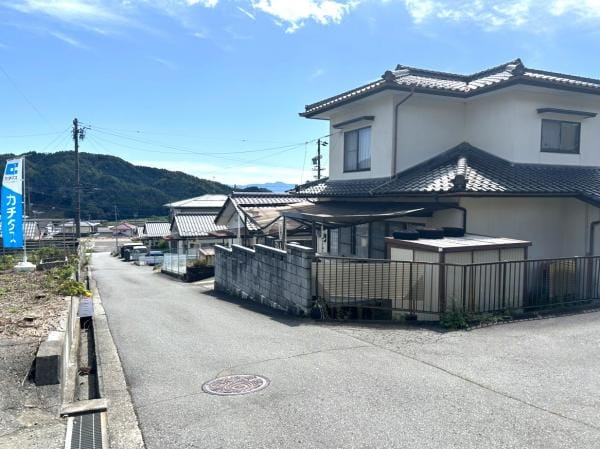【前面道路】前面道路は約3.6mの道幅です。交通量が少ないため、運転が苦手な方でも落ち着いて敷地の出入りが可能です。