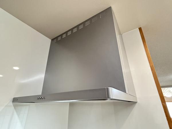 【設備】キッチンの換気扇はスリムタイプで、キッチン空間をスタイリッシュに見せてくれます。換気扇の掃除もしやすい機能性も備えています。
