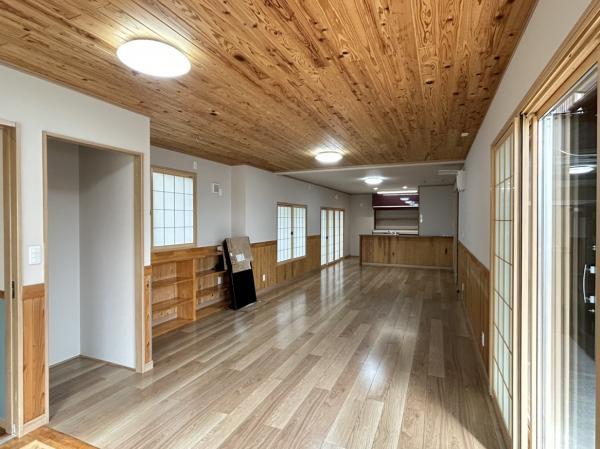 【リフォーム完成・約28帖LDK】床のワックスがけ、壁・天井のクロス張り、照明交換等のリフォームを行います。約28帖の広々とした空間のため、ダイニングテーブルやソファ、ローテーブル、テレビ台を置いてもゆとりがあります。ご家族団らんの様子が目に浮かびますね。