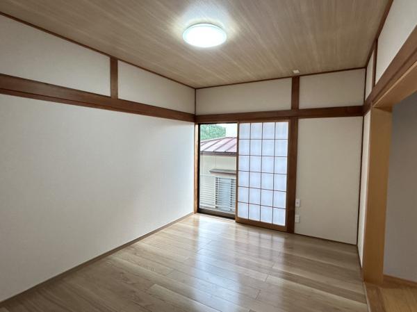 【リフォーム完成・1階東側約6帖洋室】床のワックスがけや壁・天井のクロス張り、照明交換を行いました。約6帖の空間のため、家具のレイアウトを考えるのも楽しそうです。