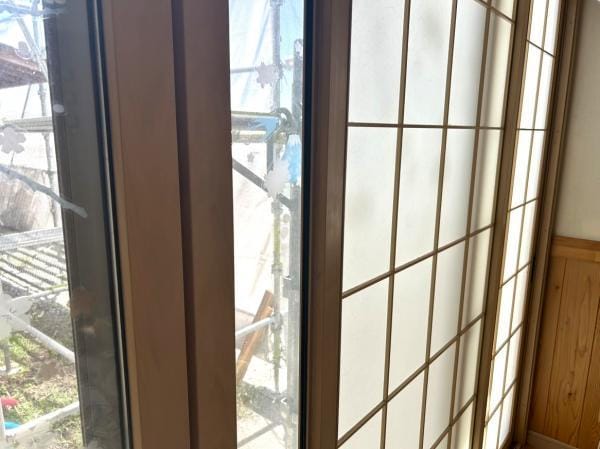 【サッシ】LDKの窓は二重サッシになっています。お部屋の断熱効果の向上のほか、遮音性の向上も期待できます。おうちの中でも特に過ごす時間の長いLDKが快適だと暮らしやすさも上がりますね。