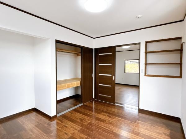 【リフォーム完成・二階約7帖南側洋室】南側で2面採光の明るいお部屋です。天井・壁のクロス交換、照明交換、床のクリーニングを行いました。壁の作り付けの棚がおしゃれなお部屋です