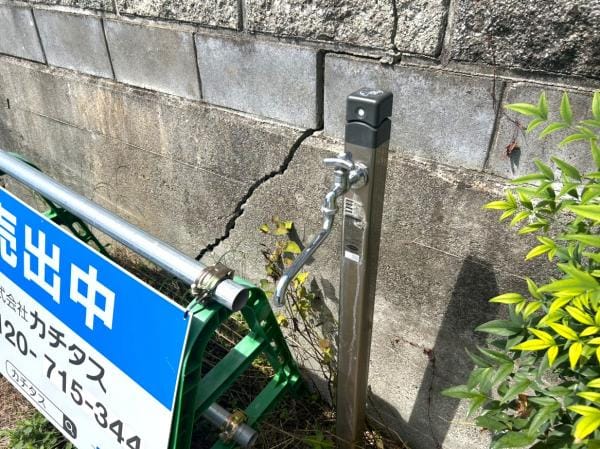 【外水道】南側の駐車スペースには外水道がございます。車の洗車やお庭、BBQの際に重宝できそうです。